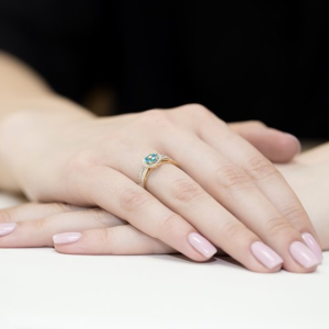 Pierścionek zaręczynowy z Topazem 0,50ct i Brylantami z żółtego złota próby 585. W-0087T